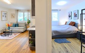 New With Parking And Metro In Front Of The House